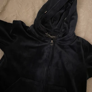  Juicy couture hoodie - Säljer denna Juicy Couture tröjan. Den är använd fåtal gånger då jag sålt byxorna. Den är i fint och bra skick💕
