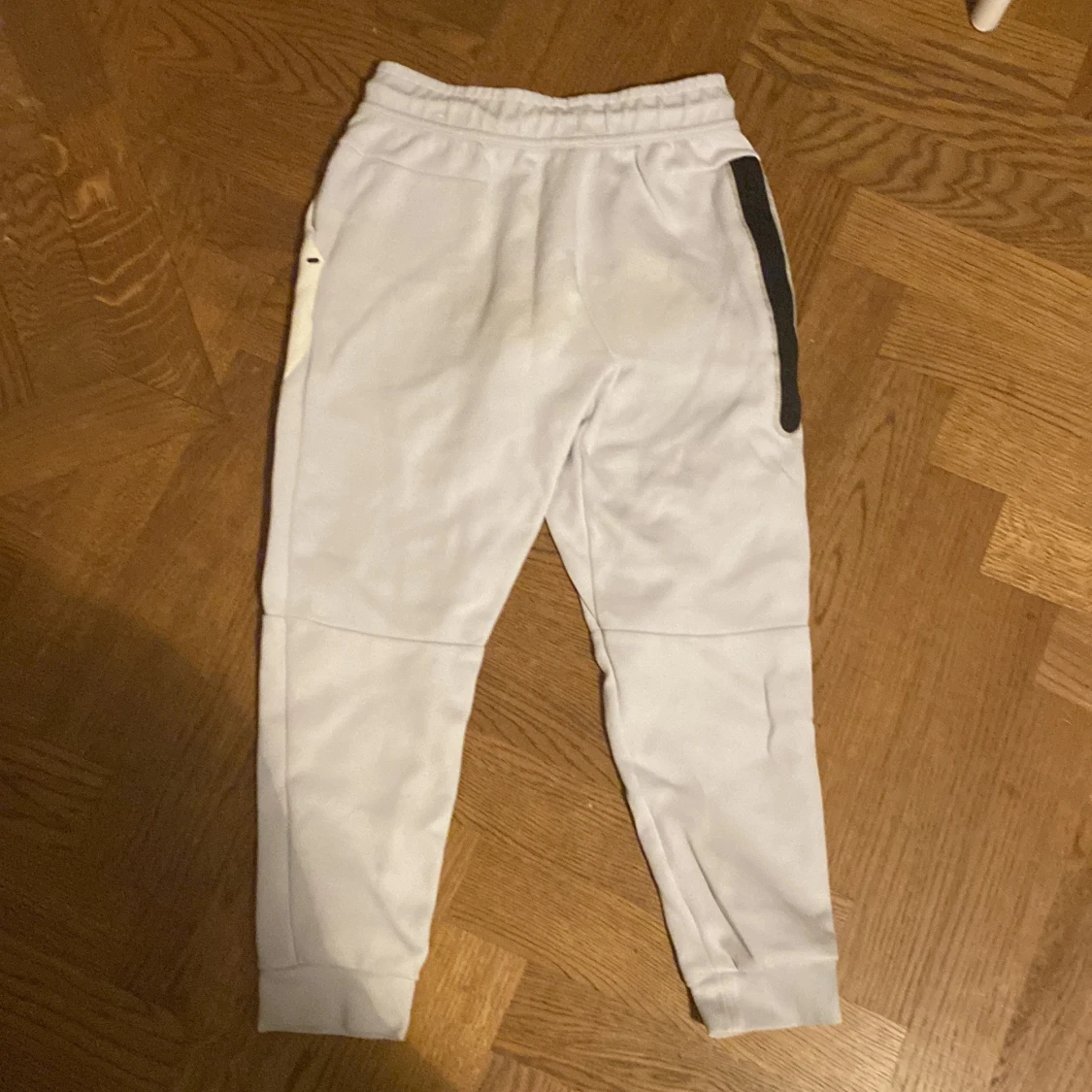 Vita Nike tech byxor storlek m - 90