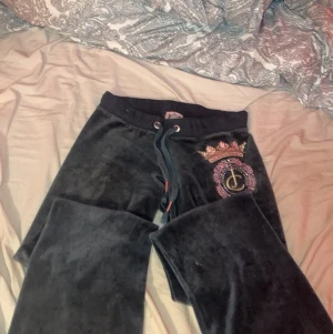 Vintage juicy couture byxor  - Äkta vintage juicy byxor. Är i Storlek S men dom är väldigt små i storleken. Skulle säga att dom passar xxs-xs best. Väldigt lågmidgade och extremt söta. Hör av er för fler bilder. Tryck inte på köp nu utan skriv till mig sen tar vi det på Swish💕💕💕