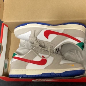 Nike dunk low  - A brand new pair of nike dunk lows in size 40,5/us 7,5  with original box and receipt also the shoes include a extra pair of laces (yellow/orange). Condition 10/10 with now flaws. Dm for more pics or if you have any questions! 