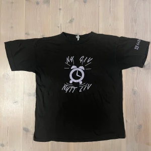 Vintage 80s T-shirt - En sjuk tisha från sent 80 tal men skön boxy passform, gjord i Spanien som är väldigt ovanligt och se på tröjor idag. Storleks lappen är utsuddad men sitter som en boxy M/L. Skicket är extremt bra med tanke på åldern.