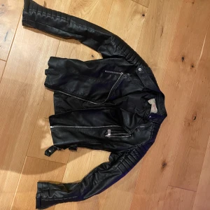 Skinnjacka - Säljes eftersom den inte kommer till användning och börjar bli lite liten. Skulle säga att den känns som 36/38 i storleken. Har ett litet hål i armhålan (insidan) men inget som dirket syns eller märks. 