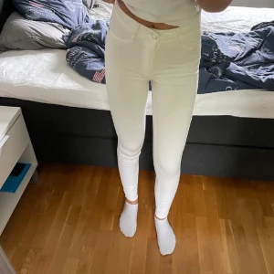 helt nya jeans - vita jeans från gina & tricot, helt nya🫶🏽går ner i pris vid snabb affär 