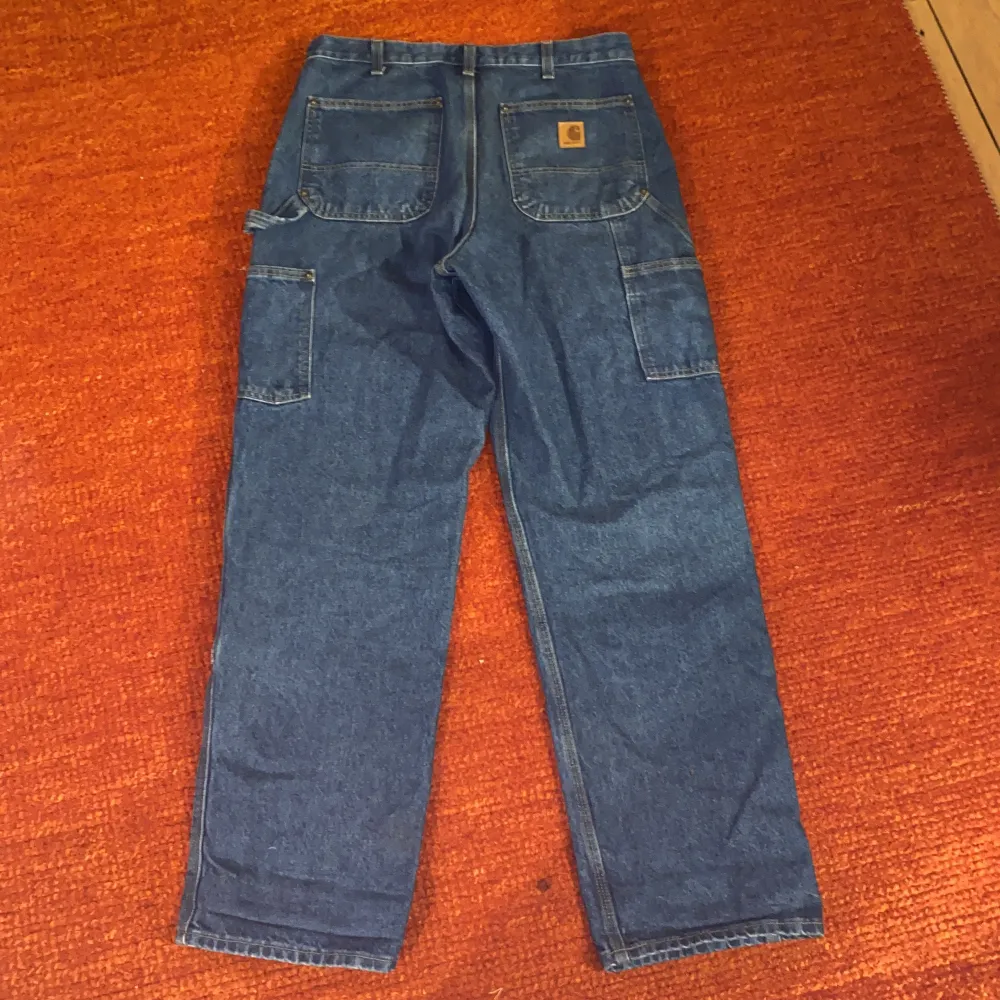 Ett par carhartt jeans som är köpta i usa men inte passar som jag hoppats. Dom är som nya och kvaliten känns bra. skulle vara intresserad i bytte till större storlek eller likande byxor. Skriv för bättre bilder, pris kan diskuteras.. Jeans & Byxor.