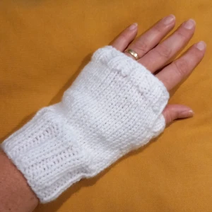 Nya vita torgvantar stl M/L - Höstrea! Nu finns ett par av de populära torgvantarna tillgängliga! Jag har stickat dem i ett garn som är varmt och skönt, men inte stickigt. Kan tvättas i 40 grader. Pris 87 kr+ frakt som vanligt brev. Totalt 100 kr. Lite dyrare vid spårbar frakt.