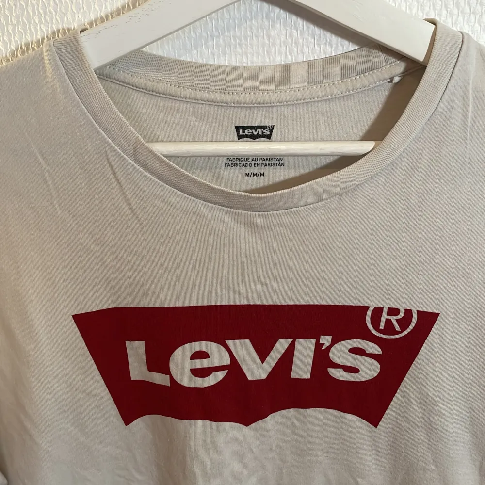 Fin Levis tee shirt size M Skriv gärna om du vill flera bilder!. T-shirts.