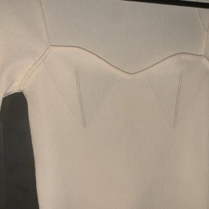 Tröja - Säljer denna tröjan i ribbat material från Mango, den har använts en gång endast. Färgen är i en varm vid ton, och för fler bilder är det bara att skriva. 