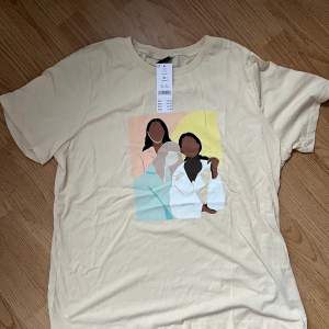 Snygg basic t-shirt från Gina Tricot. Aldrig använd, prislappen är kvar😊den är storlek XL men är ganska liten i storleken. Vid frågor eller fler bilder är det bara att kontakta 🌟