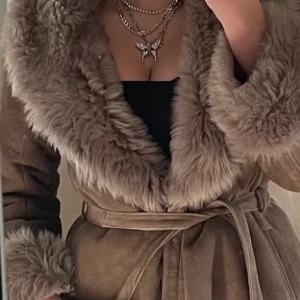 Brun kappa - Skitsnygg vinterkappa! Aldrig använd men den är köpt second hand så de finns lite defekter. Bara att skriva för fler bilder!!  (Lite osäker på fraktpriset)