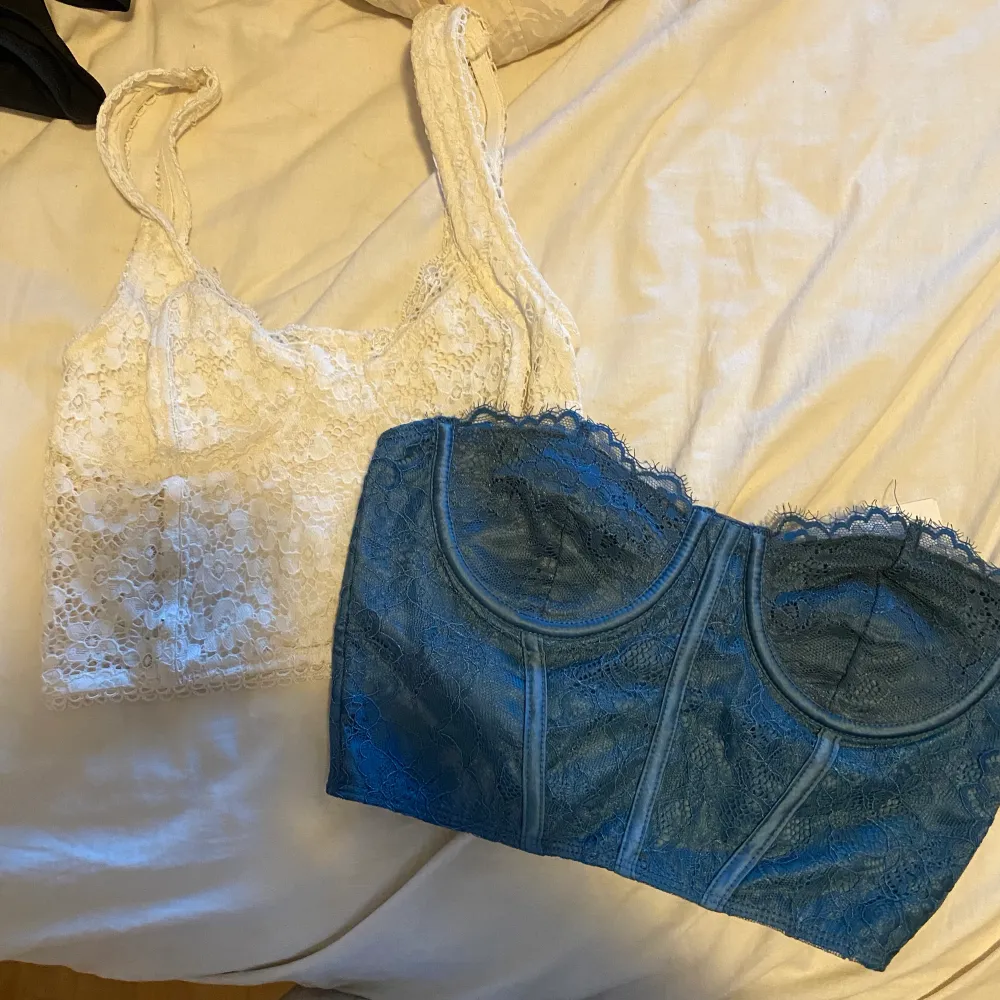 2 corsett toppar🤩 Den blå är frpn asos (prislappen är kvar) Den vita är frpn Urban outfitters Perfekt till fest outfiten😍 Båda för 150kr🥰 . Toppar.