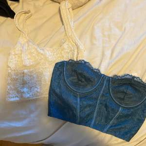2 corsett toppar🤩 Den blå är frpn asos (prislappen är kvar) Den vita är frpn Urban outfitters Perfekt till fest outfiten😍 Båda för 150kr🥰 
