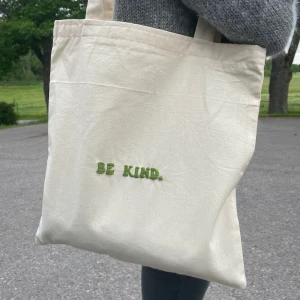 Totebag - Höstens snyggaste totebag som jag har sytt själv. Materialet är en stadig bomullsväv därav gör det toten mycket hållbar. Sömmarna är dessutom sicksakade för extra hållbarhet. Broderiet är gjort för hand. Går att tvätta i handtvätt! Perfekt för skolan! ❤️