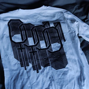 Långärmad tröja ifrån SKC - Long sleeve ifrån Sthlm märket SKC, Sensitive Kids Club i storlek M. Använd 1 gång. Nypris 500, köpt på Monkey Bizz Sthlm. Skön lätt oversized relaxed fit.  Skriv i chatt vid intresse. Möts upp i Hägersten