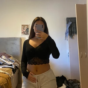 Svart topp - Svart topp från shein med lite spets hur fin??🥰 Kommer inte till användning därav säljer jag😔