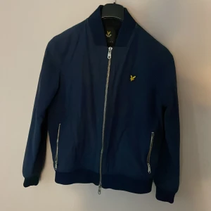 Lyle & Scott Bomber jacka  - Riktig snygg Lyle & Scott jacka, Den är Medium men kan passa bra om du har S också