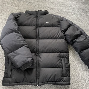 Nike puffer jacka  - Vintage nike jacka  Fint skick   Personen som vann ville inte ha så finns fortfarande kvar!