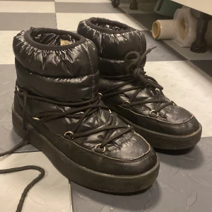 Trendiga skor - Säljer dessa skor från stadium Everest, super fina och trendiga nu! Dem är använde några gånger, men i väldigt fint skick❤️