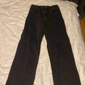 Svarta jeans i jätte bra skick, kommer från lindex. Storlek 146🤍skriv för mer info.