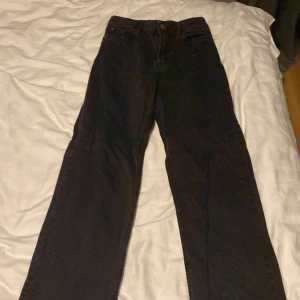 Svarta jeans - Svarta jeans i jätte bra skick, kommer från lindex. Storlek 146🤍skriv för mer info.