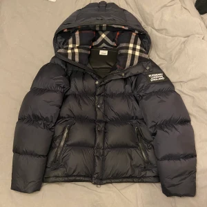 Burberry jacka/väst - Hej! Säljer nu denna sjukt snygga Burberry Down jacket/Vest. Perfekta jackan för vintern. Väldigt varm. Även perfekt till Vår och Höst. Så abslout värt pengarna Strl: S Skick: 8/10; finns en lagning. Kvitto och tag finns