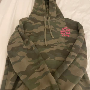 Anti social club hoddie - Säljer denna hoddie som inte kommer till användning. Vi snabb affär kan priset sänkas 