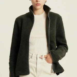 Kofta - Kofta med hellängd tvåvägsdragkedja framtill till gjord av en mjuk och strukturerad stickad ullblandning sidofickor och hög hals för en mångsidig look.  Nytt pris 1499 kr Helt nytt pris lappen är kvar .