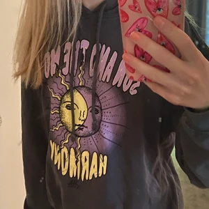 Hoodie från hm🫶🏼 - Säljer denna super fina hoodie från hm då den inte används längre🫶🏼 använd ganska mycket men fortfarande i väldigt bra skick🫶🏼 dm för fler bilder🫶🏼🫶🏼