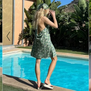 Na-Kd klänning  - Superfin sommarklänning i gröna toner. Endast använd en gång, säljer den då jag inte riktigt får användning för den. Snygg både till fest och vardags! 