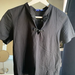 Zara topp - Så cool och unik med sina knappdetaljer! Passar xs/s❣️❣️