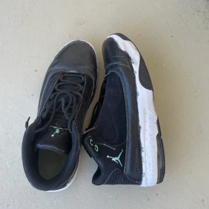Jordan Max Aura  - Säljer mina jordans jag köpte fast inte gilla färgen på så jag färga de svarta. Strl 44. Kan mötas i Göteborgsområdet eller frakta men köparen står för frakten. 