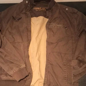 Pointe noire jacket strl XXL - En väldigt fin jacka knappt använd! En bra vår/höst jacka för män. Sidofickor samt inneficka.