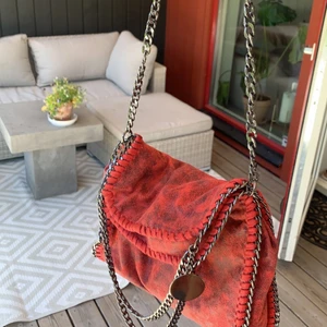 Röd väska - En Stella McCartney liknade väska som är köpt i Spanien för 400kr och säljer för 150kr