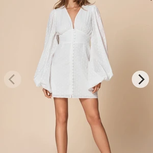 Adoore florens  - Hej! Säljer denna magiska klänning i storlek 36 från adoore, för att jag har köpt den i en annan färg. Perfekt till midsommar!! Den är endast använd en gång, i nyskick! Lappar är bortklippta. Nypris 1395 Slut på hemsidan! Jag kan posta, men då står köpare för frakt. Jag ansvarar inte för postens slarv. Jag kan även mötas upp i Stockholm idag eller imorgon på morgonen eller på förmiddagen. 🤍