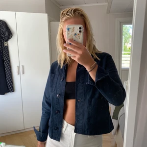 Marinblå jacka från Morris - Säljer den supersnygga somriga jacka från Morris. Den är i en jättefin marinblå färg. Har tyvärr blivit för liten och därför säljer jag vidare den. Frakt tillkommer om inget annat är överenskommet ☺️