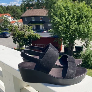 Svarta finsommarskor - Fina sommar skor med platåklack cirka 5 cm. Skulle inte säga att dem har några särskillda defekter utom en liten fläck som inte syns när skon är på. Frakt tillkommer❤️