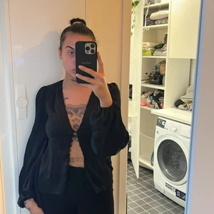 Topp med knäppning  - Köpt på BIKBOK, aldrig använd. 