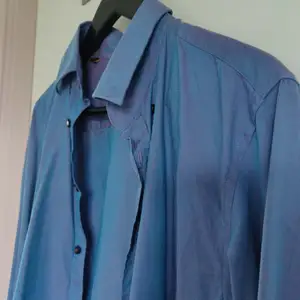 Riktigt häftig skjorta som skiftar i blått och lila beroende vart ljuset kommer från! 🫐 Går att använda som en kort, oversized skjortklänning med bälte i midjan om man är av det kortare slaget.