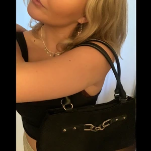 Väska - Snygg väska i nyskick från Åhléns med cool kedja, säljer pga inte fått tillfälle att använda❤️‍🔥