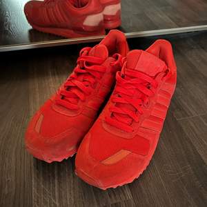 Röda adidas sneakers, köpta för flera år sedan men endast använda 1-2 gånger