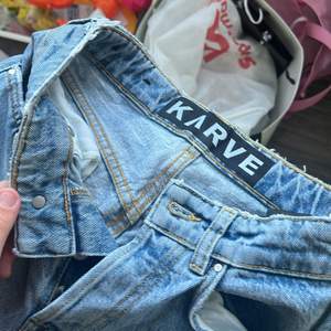 Säljer dessa jeans från KARVE då dom inte passar mig, jag är 160 och dom är underbara i längden köpta för 1 år sedan och endast testade. Köpta för 700 säljer för 500, XXS men passar även XS