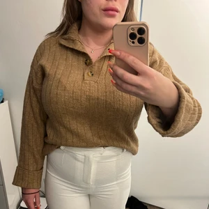 Stickad tröja  - Sticka tröja Med knappar på kragen som man antigen kan ha öppen eller knäppa. Armarna är lite vidare. Knappt andvänd så bra skick ☺️