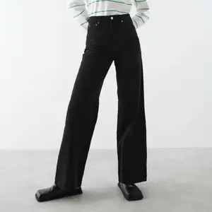 Svarta vida jeans från Gina Tricot, knappt använda, jättefint skick, säljer eftersom att dom är förstora på mig. 100kr+frakt💕💕💕