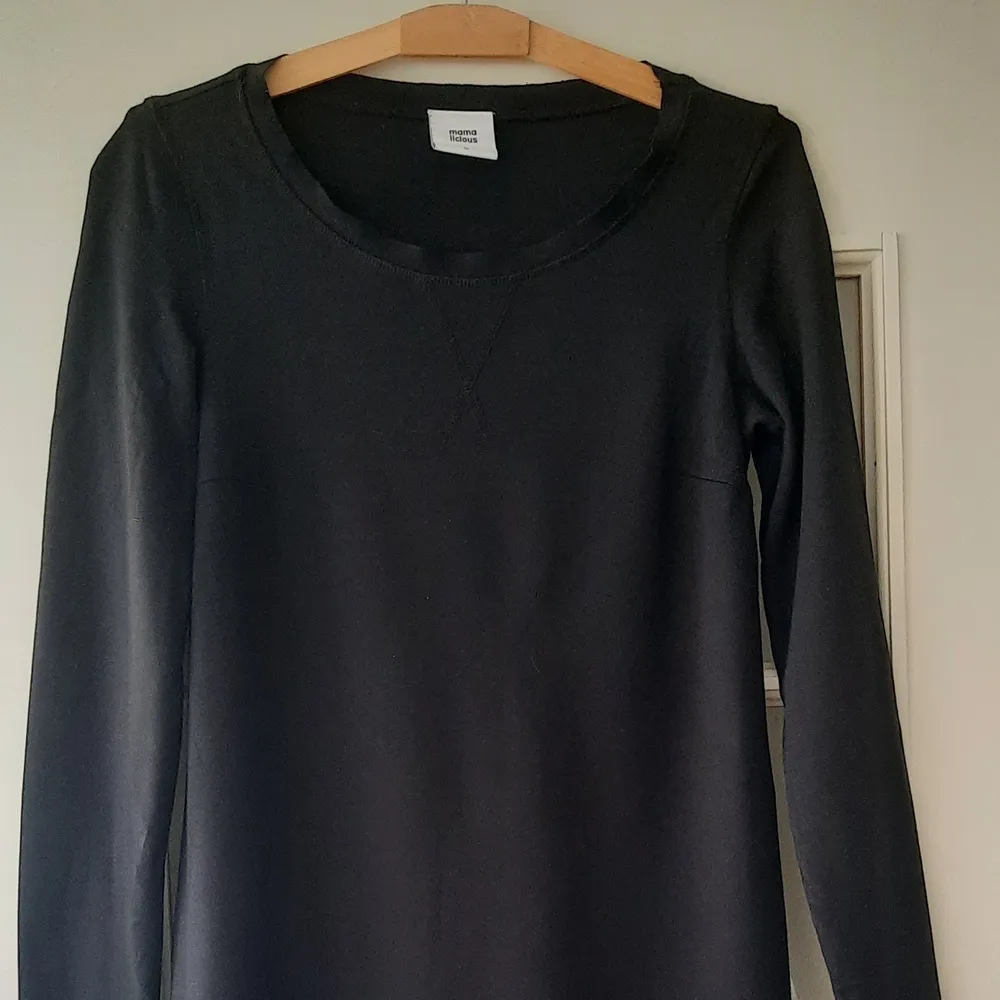 Black soft dress - length: between midi and mini - brand: mamalicious (I haven't been pregnant but because of this brand the fabric is not as tight on the tummy so your tummy looks super skinny and not squeezed!!) - size: M - 63% viscose, 32% nylon, 5% elasthane. Klänningar.