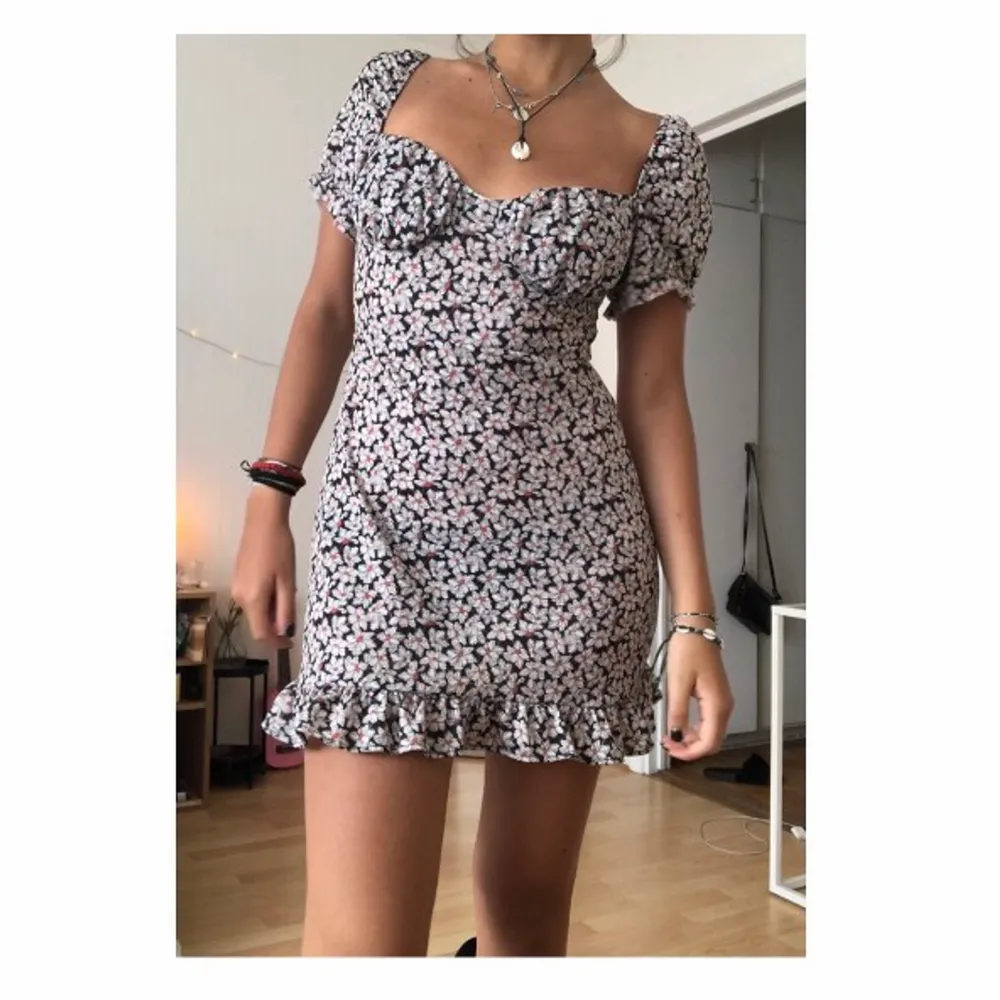 Kort sommarklänning från Pull&Bear för 75kr+frakt 🌸. Klänningar.