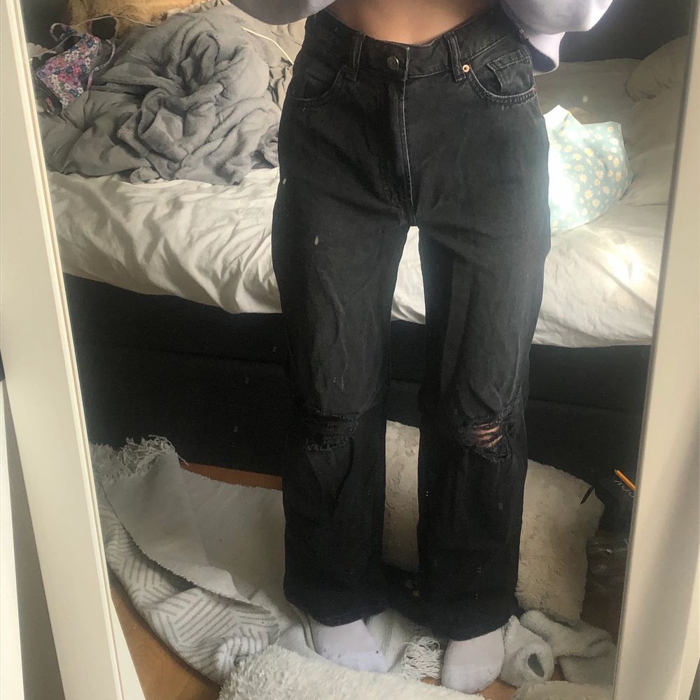 Säljer dessa fina svartgråa jeans med hål på knäna i strl 36. Insydda i midja och passar därför mig som har 34, men kan även passa 36🌸. Jeans & Byxor.