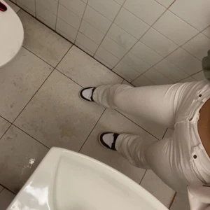 Bootcut byxor  - Säljer dessa vita bootcut jeans från salt som jag köpte för ungefär 1/2 år sen för 599 kr och dom passar inte mig längre tyvärr men dom är i storlek S och är helt felfri💞passar både S och xs då den är stretchig