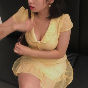 gul mini sommarklänning  - sommarklänning i pastelgul, med frills och ruffles! luftig och fin passform. storlek xs-s. 