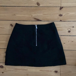 Svart miniskirt  - Svart miniskirt, lite mocka-aktigt material