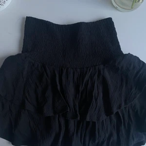 Svart volangkjol  - Jättefin svart trendig volangkjol. Använd 2 gånger. I jättebra skick ❤️