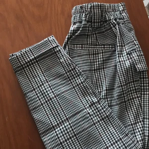 New Yorker rutiga byxor stl M - Säljer nu mina käraste byxor ;( Supersköna och passade perfekt på mig. Tror dock att de sitter super bra i längden på dig som är lite kortare! De har fake fickor därbak och två riktiga fickor där fram. Det finns vikningar i slutet av byxorna (fastsydda) 